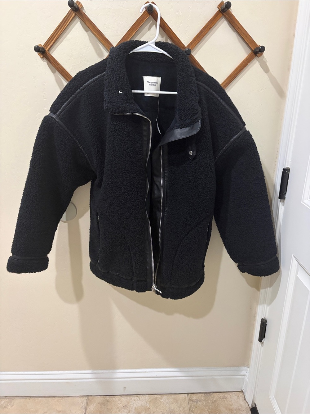 Abercrombie & Fitch men’s Black Sherpa Puffer Coat